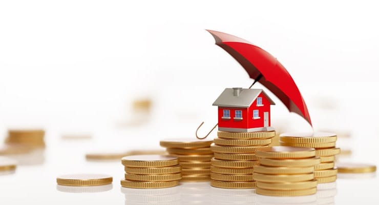 Une maison rouge sous un parasol rouge et sur des pièces